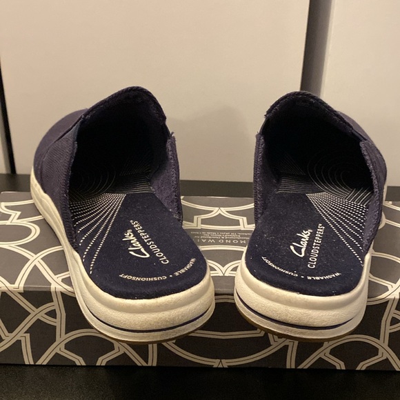 Clarks Cloudsteppers Navy Slip-on Canvas Shoes. Size 9 - Picture 5 of 7